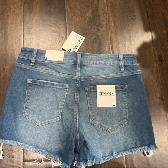 Zenana Outfitters Blue Jean Shorts Distressed Frayed Hem - Picture 2 of 2